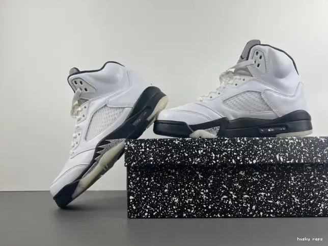 Rep Husky DD0587-110 'WHITE RETRO 5 BLACK' JORDAN AIR 0501